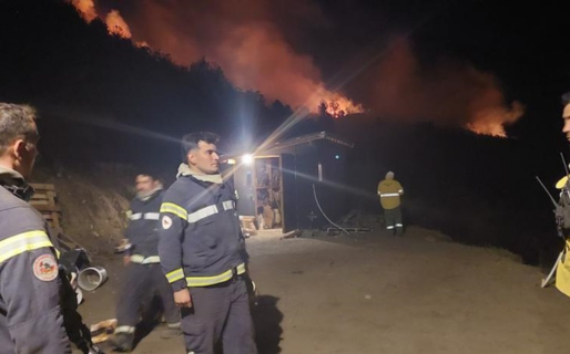 Bomberos hacen turnos de 12 horas combatiendo el fuego en Epuyén
