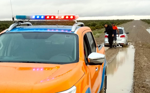 Rescataron a dos automovilistas que pasaron la noche varados cerca de Garayalde