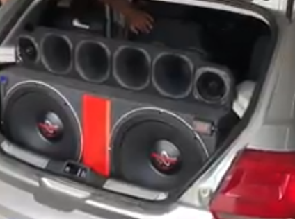 Denuncian que un auto con sonido «rompe ventanales» y «hace que se caigan vasos y platos»