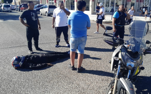 Un motociclista fue atropellado por una conductora y sufrió lesiones en piernas y brazos