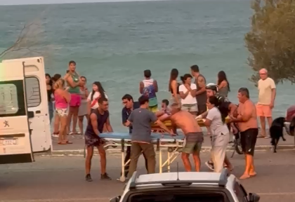 Le salvaron la vida a un hombre que se ahogaba en el mar