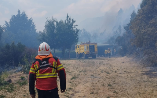 Más de 400 personas y medios aéreos participan de un operativo provincial para controlar el incendio en Epuyén