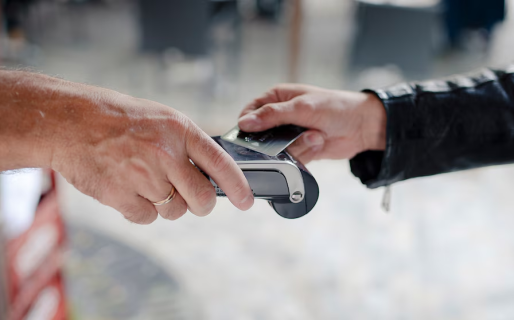 El Banco Central habilitó los pagos con tarjeta de débito en dólares: cómo funcionará el sistema