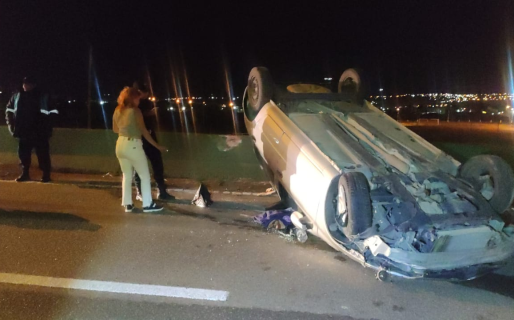 Manejaba en estado de ebriedad y terminó volcando en Av. Hipólito Yrigoyen