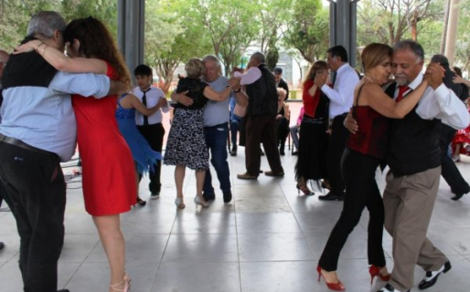Sumate a las tardes de Milonga y Folklore en la Plaza Carlos Gardel: música y tradición al aire libre