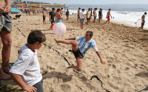 Un récord del dólar en Chile beneficia a turistas argentinos en pleno verano: qué compran los que cruzan la cordillera