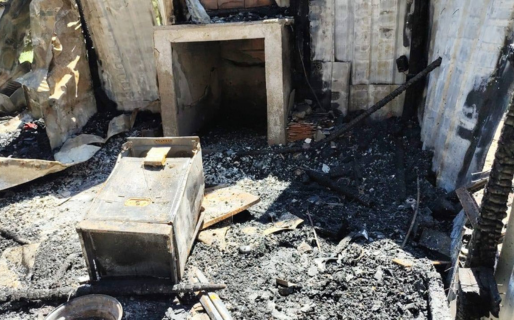 Una familia con tres niños perdió todo en un incendio