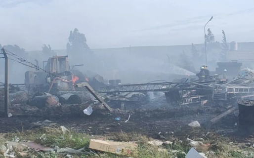 Enorme incendio afectó la planta asfáltica