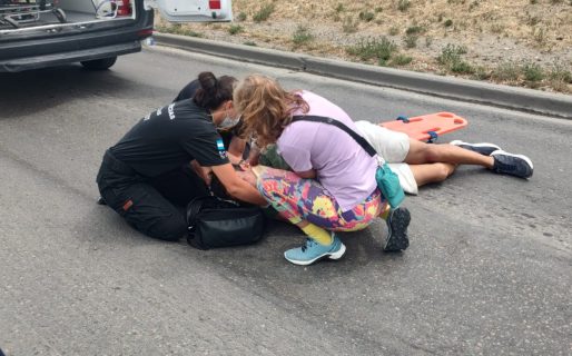 Otro ciclista que muerde el cordón y se golpea fuerte la cabeza