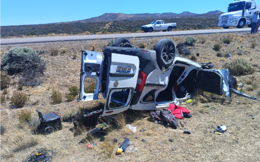 De película: chocó a dos camiones y una camioneta con una familia a bordo, volcó y salió caminando