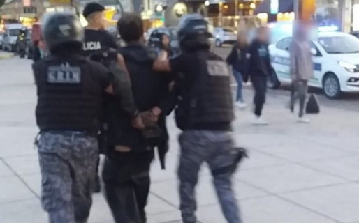 Escapó, se resistió al arresto y dejó a un policía con una fractura