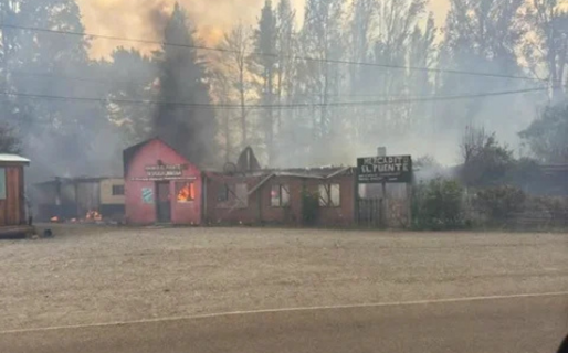 Se incendió un histórico Mercadito de Chubut: «Nos queda el corazón roto»