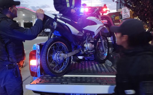 Cruzó un semáforo en rojo y no tenía licencia, cédula ni seguro