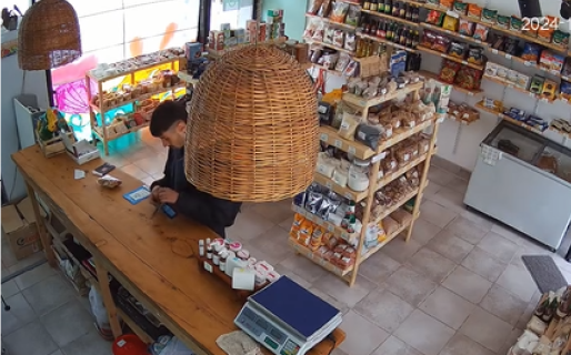 Se olvidaron de cerrar el negocio con llave, ingresó un hombre y pensaron que les iba a robar todo