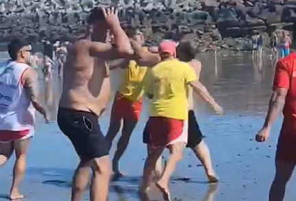 Se agarró a las piñas con los guardavidas porque no le dejaban entrar al agua