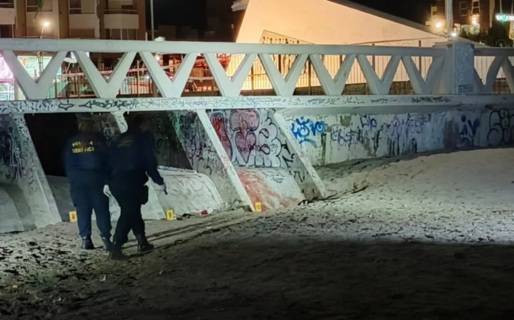 Noche violenta en Madryn: un adolescente fue encontrado gravemente herido en la playa  