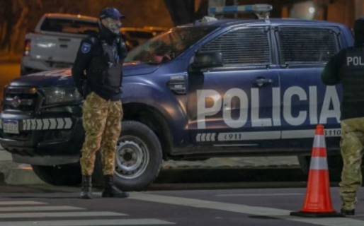 Un adolescente mató a su amigo de 15 años mientras jugaban con un arma ilegal: detuvieron a su padre, un ex concejal