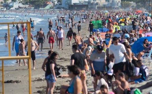 Las playas explotaron de gente con los 35 grados registrados y Rada Tilly no fue la excepción