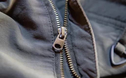 Buscan a quien quiera sumarse a arreglar los cierres de camperas que son donadas