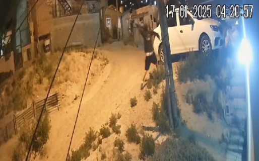 Rompió el vidrio de un auto y regresó una hora después para robar