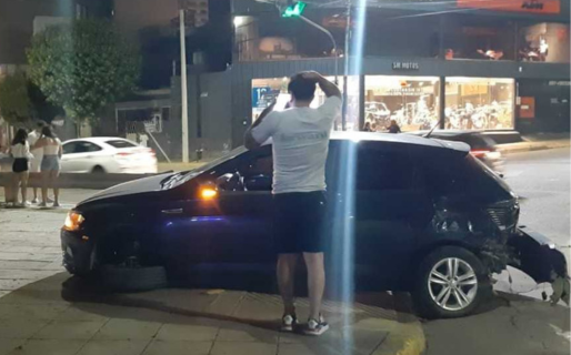 Cruzó en rojo y fue chocado por un conductor borracho