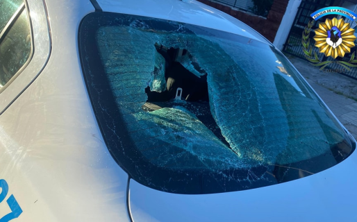 Rompió la luneta de un patrullero, se lastimó y huyó: lo atraparon a las pocas cuadras