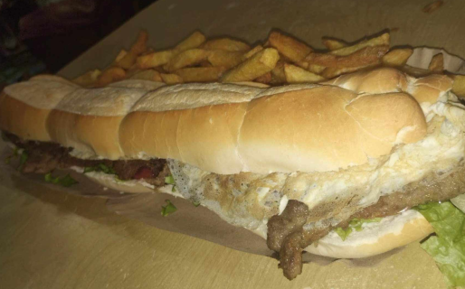 Les encargaron una gran cantidad de comida pero les cancelaron el pedido: donaron todo a trabajadores de la calle