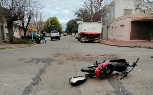 Chocó a un ciclista, trató de huir y le dio a un poste: el que lo acompañaba escapó a pie