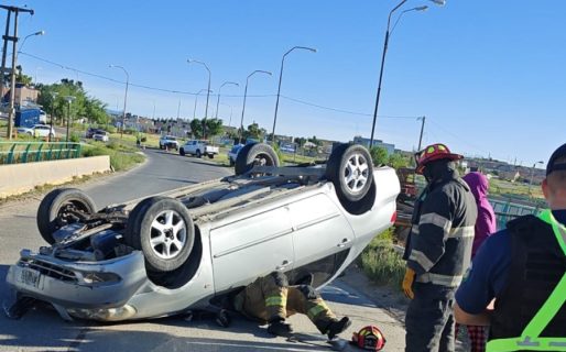 Perdió el control del vehículo y volcó en la rotonda de Av. José Ingenieros