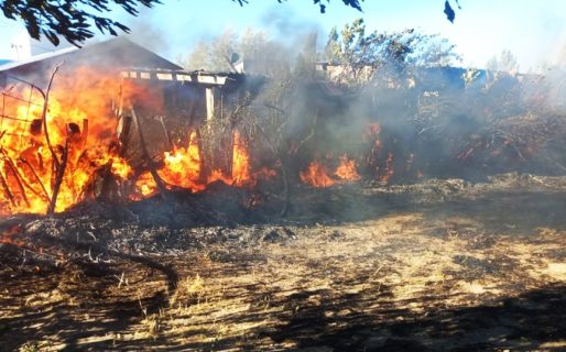 Incendio en Tecka: quemaba basura y el fuego alcanzó varias casas