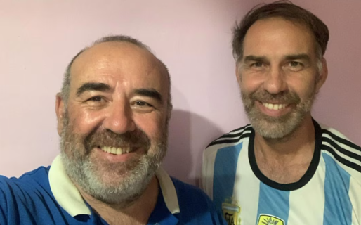 La travesía de los argentinos que cruzan África en un auto antiguo y reparten figuritas de Messi: “Nos abre todas las puertas”
