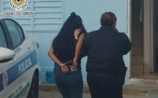 Estaba con su prima de 14 años e intentó robar en un supermercado