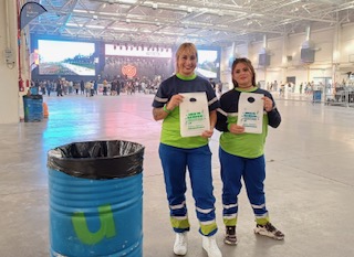 Urbana entregó más de 1000 bolsas de residuos para autos en el Predio Ferial