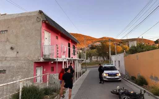 Quiso robar una moto y lo atraparon cuando intentó esconderse en el patio de una vivienda