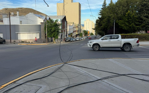 Precaución: cables caídos en una transitada zona