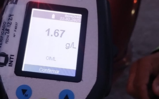 Un conductor quedó parado frente a un semáforo en verde: estaba borracho