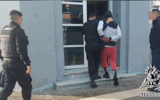 Un sujeto drogado amenazó a empleados para que le den dinero