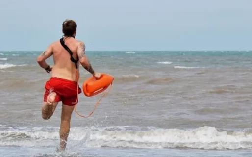 Un guardavidas rescató a un niño y luego fue agredido por el padre