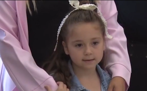 Policías le salvaron la vida de una niña que se había desmayado en una pileta