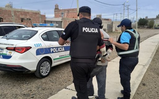 Caminaba por una plaza de km. 8 y tenía orden de captura