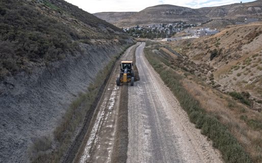 Realizan tareas de mantenimiento en el camino que une Saavedra y Manantial Rosales