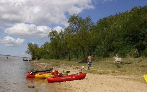 Un turista de 21 años se metió al Río Paraná para buscar una pelota y murió ahogado