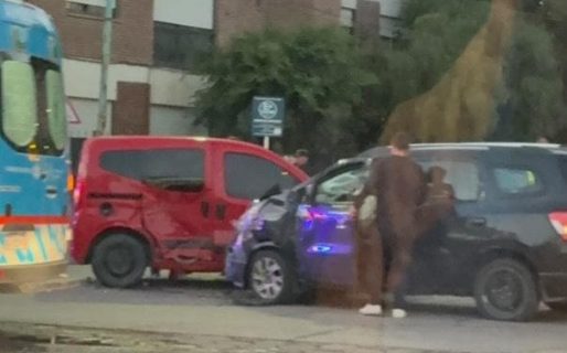 Por un fuerte choque, debieron interrumpir la circulación en Av. Hipólito Yrigoyen