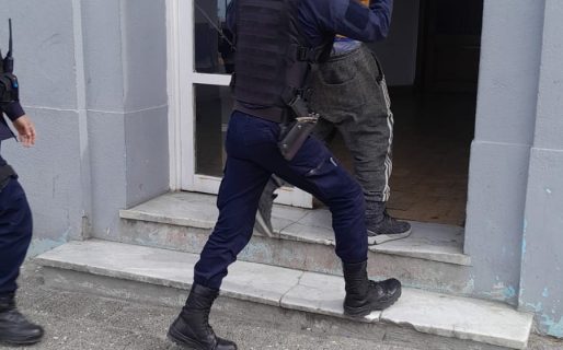 Con un arma blanca y borracho, robó elementos de una obra en construcción