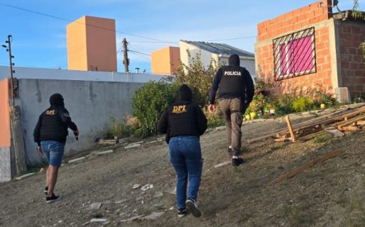 Ofrecían objetos robados en redes sociales y fueron allanados