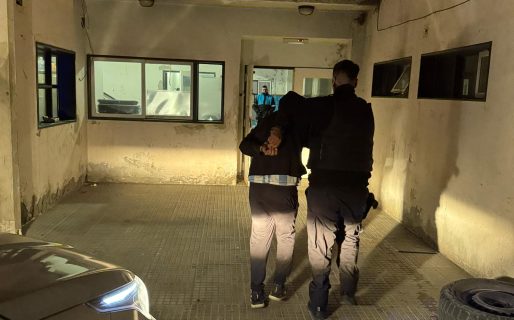 Intentó evadir un control policial y fue detenido por tener pedido de captura