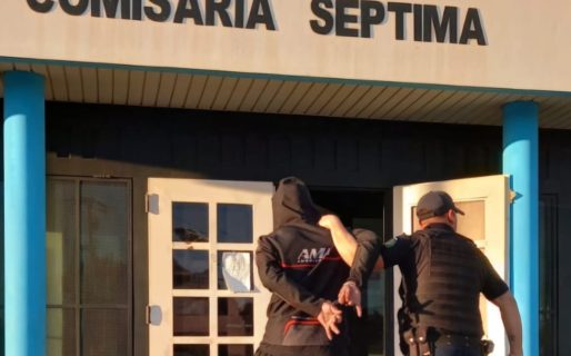 Caminaba por Avenida Rivadavia y fue detenido por tener pedido de captura