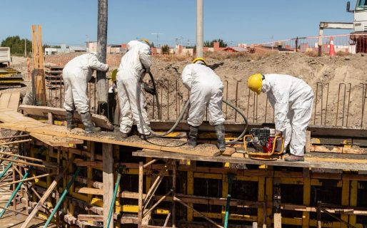 Continúa la obra del puente peatonal del barrio La Cantera de Km. 8