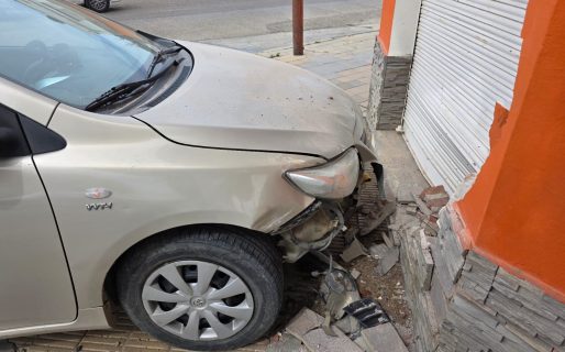 Una mujer bajó a comprar, le chocaron el auto y se dieron a la fuga