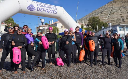 Las guardavidas conmemoraron el Día de la Mujer con una travesía de natación